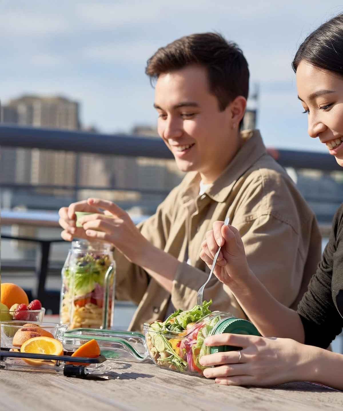 Alt text: FreshPod de Dropora, una cápsula de aire fresco en color blanco y verde, diseñada para mejorar la calidad del aire en interiores.