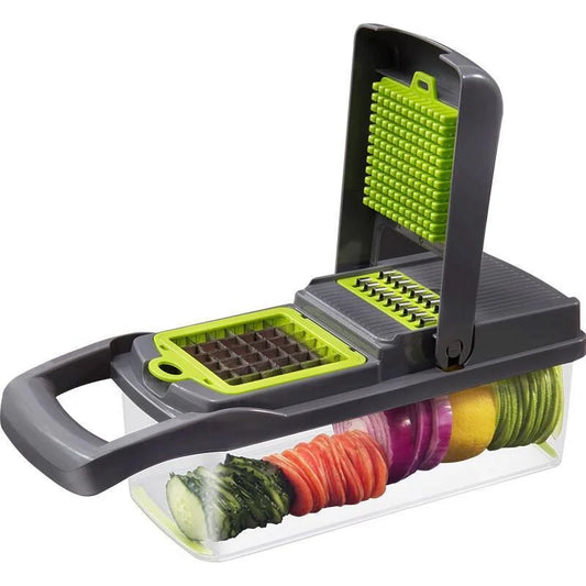 CulinaPro Chopper de Dropora, cortador de verduras y frutas con cuchillas afiladas, en uso sobre tabla de cocina.