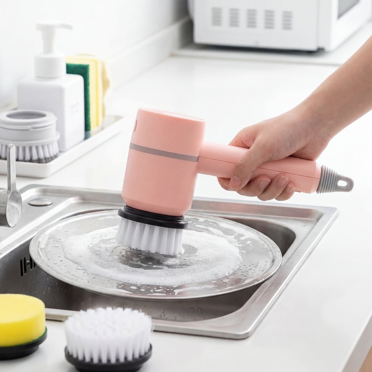 Exfoliante facial ProScrub Elite de Dropora en un recipiente, con textura suave y color azul claro.